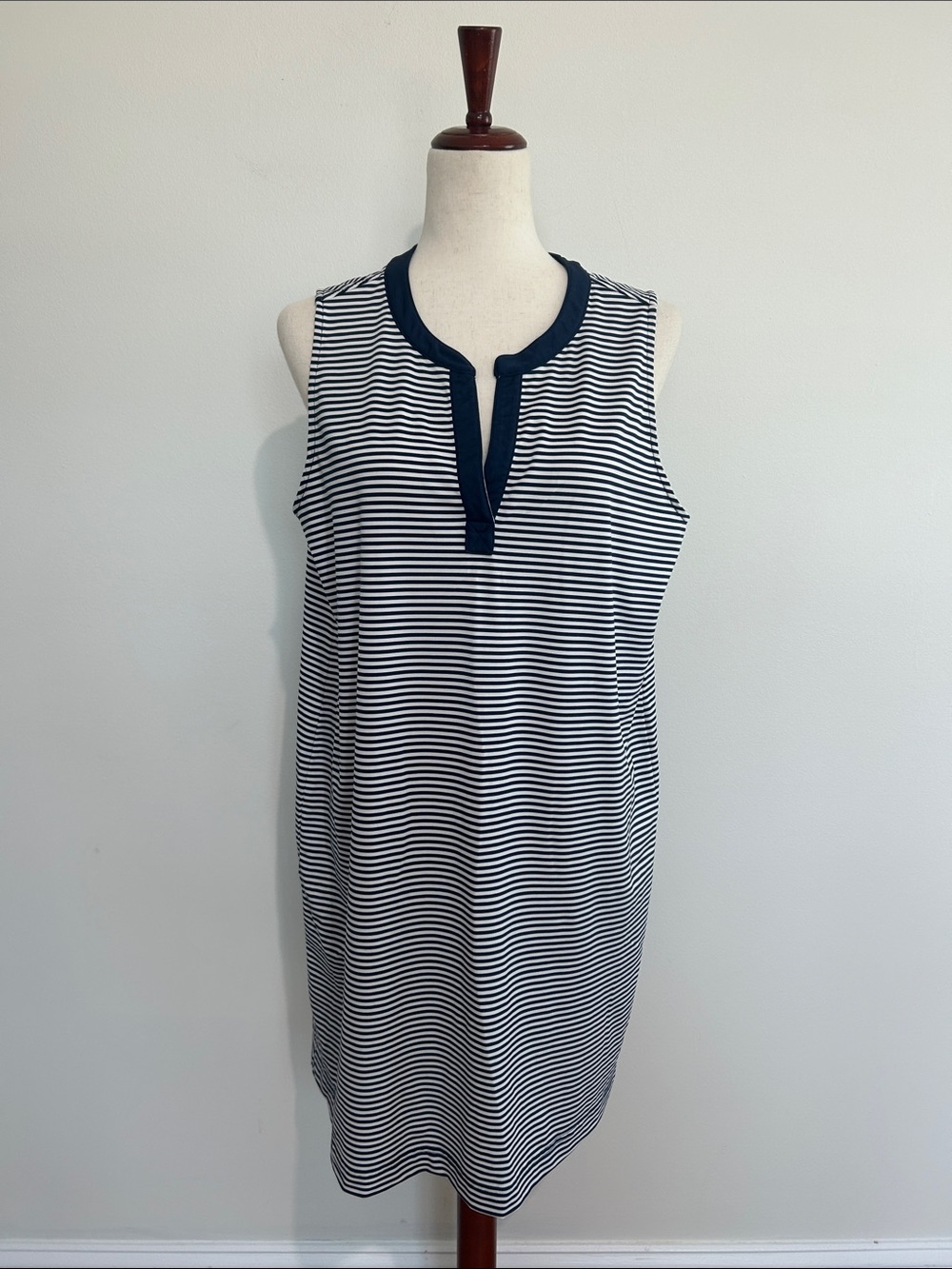 Vineyard Vines Performance Navy Striped Sleeveless Shift Dress Size Large EUC